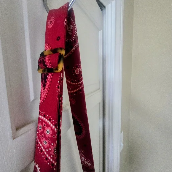 Vera Bradley Bundle: Red Paisley Quilted Shoulder Bag, Pen Set And Scrunchies - Picture 4 of 6